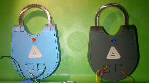 Due prototipi del lucchetto biometrico finiti
